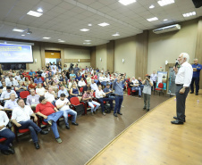 O vice-governador Darci Piana assinou nesta sexta-feira (13), em Francisco Beltrão, decreto que regulamenta a lei 17.773/2013 que instituiu o Sistema Unificado Estadual de Sanidade Agroindustrial Familiar, Artesanal e de Pequeno Porte do Paraná (Susaf-PR).