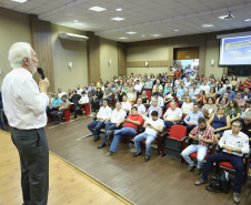 O vice-governador Darci Piana assinou nesta sexta-feira (13), em Francisco Beltrão, decreto que regulamenta a lei 17.773/2013 que instituiu o Sistema Unificado Estadual de Sanidade Agroindustrial Familiar, Artesanal e de Pequeno Porte do Paraná (Susaf-PR).