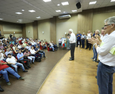 O vice-governador Darci Piana assinou nesta sexta-feira (13), em Francisco Beltrão, decreto que regulamenta a lei 17.773/2013 que instituiu o Sistema Unificado Estadual de Sanidade Agroindustrial Familiar, Artesanal e de Pequeno Porte do Paraná (Susaf-PR).