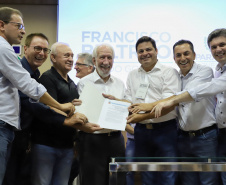 O Governo do Estado destina R$ 13,6 milhões para 21 municípios da Região Sudoeste do Paraná. Os recursos são para a execução de obras estruturantes e novos investimentos na área da saúde. O anúncio foi feito pelo vice-governador Darci Piana nesta sexta-feira (13), dentro da agenda de transferência da sede do governo para Francisco Beltrão.