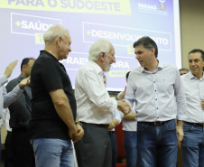 O Governo do Estado destina R$ 13,6 milhões para 21 municípios da Região Sudoeste do Paraná. Os recursos são para a execução de obras estruturantes e novos investimentos na área da saúde. O anúncio foi feito pelo vice-governador Darci Piana nesta sexta-feira (13), dentro da agenda de transferência da sede do governo para Francisco Beltrão.