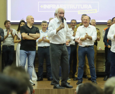 O Governo do Estado destina R$ 13,6 milhões para 21 municípios da Região Sudoeste do Paraná. Os recursos são para a execução de obras estruturantes e novos investimentos na área da saúde. O anúncio foi feito pelo vice-governador Darci Piana nesta sexta-feira (13), dentro da agenda de transferência da sede do governo para Francisco Beltrão.