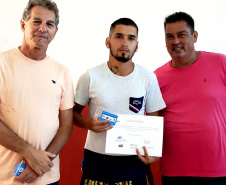 Vinte e sete moradores da Ponta da Pita, em Antonina, receberam nesta semana o certificado do curso de Internet Básica da Portos do Paraná. As aulas fazem parte do Programa de Educação Ambiental, promovido pela empresa pública junto às comunidades da área de abrangência portuária, como medida vinculada às obras de dragagem de manutenção dos portos de Paranaguá e Antonina. Foto: Pierpaolo Nota/Portos do Paraná