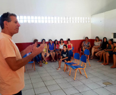Vinte e sete moradores da Ponta da Pita, em Antonina, receberam nesta semana o certificado do curso de Internet Básica da Portos do Paraná. As aulas fazem parte do Programa de Educação Ambiental, promovido pela empresa pública junto às comunidades da área de abrangência portuária, como medida vinculada às obras de dragagem de manutenção dos portos de Paranaguá e Antonina. Foto: Pierpaolo Nota/Portos do Paraná