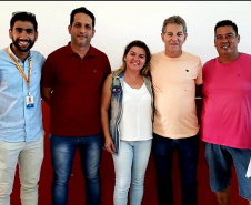Vinte e sete moradores da Ponta da Pita, em Antonina, receberam nesta semana o certificado do curso de Internet Básica da Portos do Paraná. As aulas fazem parte do Programa de Educação Ambiental, promovido pela empresa pública junto às comunidades da área de abrangência portuária, como medida vinculada às obras de dragagem de manutenção dos portos de Paranaguá e Antonina. Foto: Pierpaolo Nota/Portos do Paraná