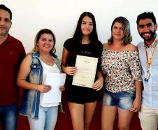 Vinte e sete moradores da Ponta da Pita, em Antonina, receberam nesta semana o certificado do curso de Internet Básica da Portos do Paraná. As aulas fazem parte do Programa de Educação Ambiental, promovido pela empresa pública junto às comunidades da área de abrangência portuária, como medida vinculada às obras de dragagem de manutenção dos portos de Paranaguá e Antonina. Foto: Pierpaolo Nota/Portos do Paraná