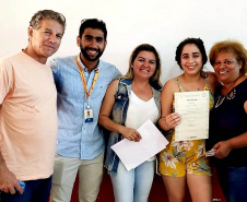 Vinte e sete moradores da Ponta da Pita, em Antonina, receberam nesta semana o certificado do curso de Internet Básica da Portos do Paraná. As aulas fazem parte do Programa de Educação Ambiental, promovido pela empresa pública junto às comunidades da área de abrangência portuária, como medida vinculada às obras de dragagem de manutenção dos portos de Paranaguá e Antonina. Foto: Pierpaolo Nota/Portos do Paraná