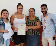 Vinte e sete moradores da Ponta da Pita, em Antonina, receberam nesta semana o certificado do curso de Internet Básica da Portos do Paraná. As aulas fazem parte do Programa de Educação Ambiental, promovido pela empresa pública junto às comunidades da área de abrangência portuária, como medida vinculada às obras de dragagem de manutenção dos portos de Paranaguá e Antonina. Foto: Pierpaolo Nota/Portos do Paraná