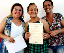 Vinte e sete moradores da Ponta da Pita, em Antonina, receberam nesta semana o certificado do curso de Internet Básica da Portos do Paraná. As aulas fazem parte do Programa de Educação Ambiental, promovido pela empresa pública junto às comunidades da área de abrangência portuária, como medida vinculada às obras de dragagem de manutenção dos portos de Paranaguá e Antonina. Foto: Pierpaolo Nota/Portos do Paraná