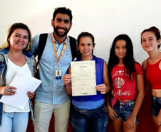 Vinte e sete moradores da Ponta da Pita, em Antonina, receberam nesta semana o certificado do curso de Internet Básica da Portos do Paraná. As aulas fazem parte do Programa de Educação Ambiental, promovido pela empresa pública junto às comunidades da área de abrangência portuária, como medida vinculada às obras de dragagem de manutenção dos portos de Paranaguá e Antonina. Foto: Pierpaolo Nota/Portos do Paraná