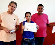 Vinte e sete moradores da Ponta da Pita, em Antonina, receberam nesta semana o certificado do curso de Internet Básica da Portos do Paraná. As aulas fazem parte do Programa de Educação Ambiental, promovido pela empresa pública junto às comunidades da área de abrangência portuária, como medida vinculada às obras de dragagem de manutenção dos portos de Paranaguá e Antonina. Foto: Pierpaolo Nota/Portos do Paraná