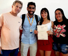 Vinte e sete moradores da Ponta da Pita, em Antonina, receberam nesta semana o certificado do curso de Internet Básica da Portos do Paraná. As aulas fazem parte do Programa de Educação Ambiental, promovido pela empresa pública junto às comunidades da área de abrangência portuária, como medida vinculada às obras de dragagem de manutenção dos portos de Paranaguá e Antonina. Foto: Pierpaolo Nota/Portos do Paraná