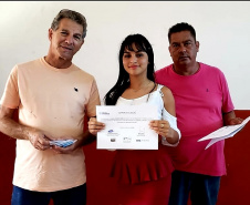 Vinte e sete moradores da Ponta da Pita, em Antonina, receberam nesta semana o certificado do curso de Internet Básica da Portos do Paraná. As aulas fazem parte do Programa de Educação Ambiental, promovido pela empresa pública junto às comunidades da área de abrangência portuária, como medida vinculada às obras de dragagem de manutenção dos portos de Paranaguá e Antonina. Foto: Pierpaolo Nota/Portos do Paraná
