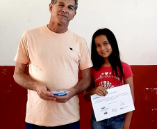 Vinte e sete moradores da Ponta da Pita, em Antonina, receberam nesta semana o certificado do curso de Internet Básica da Portos do Paraná. As aulas fazem parte do Programa de Educação Ambiental, promovido pela empresa pública junto às comunidades da área de abrangência portuária, como medida vinculada às obras de dragagem de manutenção dos portos de Paranaguá e Antonina. Foto: Pierpaolo Nota/Portos do Paraná
