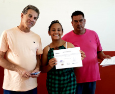 Vinte e sete moradores da Ponta da Pita, em Antonina, receberam nesta semana o certificado do curso de Internet Básica da Portos do Paraná. As aulas fazem parte do Programa de Educação Ambiental, promovido pela empresa pública junto às comunidades da área de abrangência portuária, como medida vinculada às obras de dragagem de manutenção dos portos de Paranaguá e Antonina. Foto: Pierpaolo Nota/Portos do Paraná
