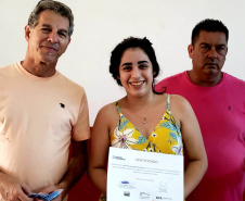 Vinte e sete moradores da Ponta da Pita, em Antonina, receberam nesta semana o certificado do curso de Internet Básica da Portos do Paraná. As aulas fazem parte do Programa de Educação Ambiental, promovido pela empresa pública junto às comunidades da área de abrangência portuária, como medida vinculada às obras de dragagem de manutenção dos portos de Paranaguá e Antonina. Foto: Pierpaolo Nota/Portos do Paraná