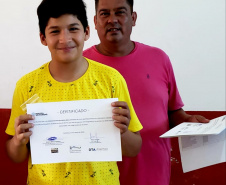 Vinte e sete moradores da Ponta da Pita, em Antonina, receberam nesta semana o certificado do curso de Internet Básica da Portos do Paraná. As aulas fazem parte do Programa de Educação Ambiental, promovido pela empresa pública junto às comunidades da área de abrangência portuária, como medida vinculada às obras de dragagem de manutenção dos portos de Paranaguá e Antonina. Foto: Pierpaolo Nota/Portos do Paraná