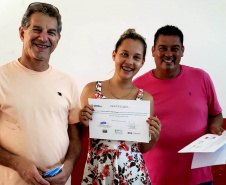 Vinte e sete moradores da Ponta da Pita, em Antonina, receberam nesta semana o certificado do curso de Internet Básica da Portos do Paraná. As aulas fazem parte do Programa de Educação Ambiental, promovido pela empresa pública junto às comunidades da área de abrangência portuária, como medida vinculada às obras de dragagem de manutenção dos portos de Paranaguá e Antonina. Foto: Pierpaolo Nota/Portos do Paraná