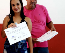 Vinte e sete moradores da Ponta da Pita, em Antonina, receberam nesta semana o certificado do curso de Internet Básica da Portos do Paraná. As aulas fazem parte do Programa de Educação Ambiental, promovido pela empresa pública junto às comunidades da área de abrangência portuária, como medida vinculada às obras de dragagem de manutenção dos portos de Paranaguá e Antonina. Foto: Pierpaolo Nota/Portos do Paraná