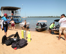 A paisagem do rio Paraná é cinematográfica. Os quilômetros que separam uma margem da outra são uma imensidão de tons de verde, mesclando na água as cores das árvores que povoam as centenas de ilhas locais. De perto, o verde da água se torna transparente, cristalino, despertando a curiosidade para as profundezas do segundo maior rio da América do Sul. Foto: Ari Dias/AEN