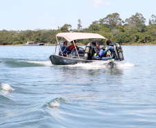 A paisagem do rio Paraná é cinematográfica. Os quilômetros que separam uma margem da outra são uma imensidão de tons de verde, mesclando na água as cores das árvores que povoam as centenas de ilhas locais. De perto, o verde da água se torna transparente, cristalino, despertando a curiosidade para as profundezas do segundo maior rio da América do Sul. Foto: Ari Dias/AEN