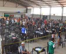 A Associação dos Pequenos Produtores e Moradores do Bairro Salto Fogueira, em Borrazópolis, na região Central do Paraná, ganhou neste domingo (15) um Centro de Turismo Rural com refeitório, cozinha industrial e agroindústria de panificados. O empreendimento foi possível graças ao repasse de R$ 420 mil pela Secretaria de Estado da Agricultura e do Abastecimento, dentro do Programa Pró-Rural. Foto:SEAB