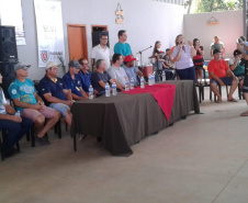A Associação dos Pequenos Produtores e Moradores do Bairro Salto Fogueira, em Borrazópolis, na região Central do Paraná, ganhou neste domingo (15) um Centro de Turismo Rural com refeitório, cozinha industrial e agroindústria de panificados. O empreendimento foi possível graças ao repasse de R$ 420 mil pela Secretaria de Estado da Agricultura e do Abastecimento, dentro do Programa Pró-Rural. Foto:SEAB