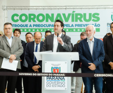 O Governo do Paraná apresentou nesta segunda-feira (16) as principais medidas adotadas para o enfrentamento da epidemia do coronavírus no Estado. Contidas em decreto assinado pelo governador Carlos Massa Ratinho Junior, as medidas reduzem as possibilidades de contato entre as pessoas para conter a propagação do vírus, determinam ações específicas no âmbito da saúde, ampliam a proteção a servidores incluídos em grupos de risco e fortalecem ações nas fronteiras e divisas.