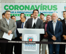 O Governo do Paraná apresentou nesta segunda-feira (16) as principais medidas adotadas para o enfrentamento da epidemia do coronavírus no Estado. Contidas em decreto assinado pelo governador Carlos Massa Ratinho Junior, as medidas reduzem as possibilidades de contato entre as pessoas para conter a propagação do vírus, determinam ações específicas no âmbito da saúde, ampliam a proteção a servidores incluídos em grupos de risco e fortalecem ações nas fronteiras e divisas.