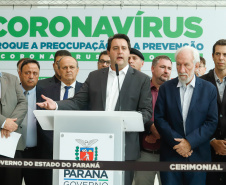 O Governo do Paraná apresentou nesta segunda-feira (16) as principais medidas adotadas para o enfrentamento da epidemia do coronavírus no Estado. Contidas em decreto assinado pelo governador Carlos Massa Ratinho Junior, as medidas reduzem as possibilidades de contato entre as pessoas para conter a propagação do vírus, determinam ações específicas no âmbito da saúde, ampliam a proteção a servidores incluídos em grupos de risco e fortalecem ações nas fronteiras e divisas.