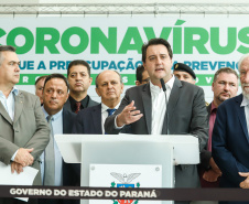 O Governo do Paraná apresentou nesta segunda-feira (16) as principais medidas adotadas para o enfrentamento da epidemia do coronavírus no Estado. Contidas em decreto assinado pelo governador Carlos Massa Ratinho Junior, as medidas reduzem as possibilidades de contato entre as pessoas para conter a propagação do vírus, determinam ações específicas no âmbito da saúde, ampliam a proteção a servidores incluídos em grupos de risco e fortalecem ações nas fronteiras e divisas.