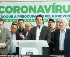 O Governo do Paraná apresentou nesta segunda-feira (16) as principais medidas adotadas para o enfrentamento da epidemia do coronavírus no Estado. Contidas em decreto assinado pelo governador Carlos Massa Ratinho Junior, as medidas reduzem as possibilidades de contato entre as pessoas para conter a propagação do vírus, determinam ações específicas no âmbito da saúde, ampliam a proteção a servidores incluídos em grupos de risco e fortalecem ações nas fronteiras e divisas.