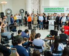 O Governo do Paraná apresentou nesta segunda-feira (16) as principais medidas adotadas para o enfrentamento da epidemia do coronavírus no Estado. Contidas em decreto assinado pelo governador Carlos Massa Ratinho Junior, as medidas reduzem as possibilidades de contato entre as pessoas para conter a propagação do vírus, determinam ações específicas no âmbito da saúde, ampliam a proteção a servidores incluídos em grupos de risco e fortalecem ações nas fronteiras e divisas.