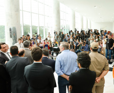 O Governo do Paraná apresentou nesta segunda-feira (16) as principais medidas adotadas para o enfrentamento da epidemia do coronavírus no Estado. Contidas em decreto assinado pelo governador Carlos Massa Ratinho Junior, as medidas reduzem as possibilidades de contato entre as pessoas para conter a propagação do vírus, determinam ações específicas no âmbito da saúde, ampliam a proteção a servidores incluídos em grupos de risco e fortalecem ações nas fronteiras e divisas.