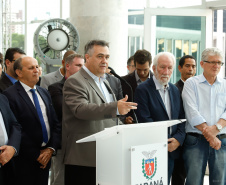 O Governo do Paraná apresentou nesta segunda-feira (16) as principais medidas adotadas para o enfrentamento da epidemia do coronavírus no Estado. Contidas em decreto assinado pelo governador Carlos Massa Ratinho Junior, as medidas reduzem as possibilidades de contato entre as pessoas para conter a propagação do vírus, determinam ações específicas no âmbito da saúde, ampliam a proteção a servidores incluídos em grupos de risco e fortalecem ações nas fronteiras e divisas.