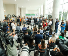 O Governo do Paraná apresentou nesta segunda-feira (16) as principais medidas adotadas para o enfrentamento da epidemia do coronavírus no Estado. Contidas em decreto assinado pelo governador Carlos Massa Ratinho Junior, as medidas reduzem as possibilidades de contato entre as pessoas para conter a propagação do vírus, determinam ações específicas no âmbito da saúde, ampliam a proteção a servidores incluídos em grupos de risco e fortalecem ações nas fronteiras e divisas.