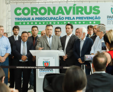 O Governo do Paraná apresentou nesta segunda-feira (16) as principais medidas adotadas para o enfrentamento da epidemia do coronavírus no Estado. Contidas em decreto assinado pelo governador Carlos Massa Ratinho Junior, as medidas reduzem as possibilidades de contato entre as pessoas para conter a propagação do vírus, determinam ações específicas no âmbito da saúde, ampliam a proteção a servidores incluídos em grupos de risco e fortalecem ações nas fronteiras e divisas.