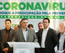 O Governo do Paraná apresentou nesta segunda-feira (16) as principais medidas adotadas para o enfrentamento da epidemia do coronavírus no Estado. Contidas em decreto assinado pelo governador Carlos Massa Ratinho Junior, as medidas reduzem as possibilidades de contato entre as pessoas para conter a propagação do vírus, determinam ações específicas no âmbito da saúde, ampliam a proteção a servidores incluídos em grupos de risco e fortalecem ações nas fronteiras e divisas.