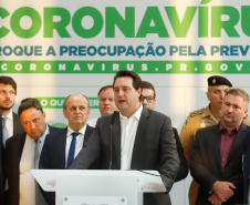 O Governo do Paraná apresentou nesta segunda-feira (16) as principais medidas adotadas para o enfrentamento da epidemia do coronavírus no Estado. Contidas em decreto assinado pelo governador Carlos Massa Ratinho Junior, as medidas reduzem as possibilidades de contato entre as pessoas para conter a propagação do vírus, determinam ações específicas no âmbito da saúde, ampliam a proteção a servidores incluídos em grupos de risco e fortalecem ações nas fronteiras e divisas.