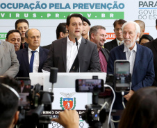 O Governo do Paraná apresentou nesta segunda-feira (16) as principais medidas adotadas para o enfrentamento da epidemia do coronavírus no Estado. Contidas em decreto assinado pelo governador Carlos Massa Ratinho Junior, as medidas reduzem as possibilidades de contato entre as pessoas para conter a propagação do vírus, determinam ações específicas no âmbito da saúde, ampliam a proteção a servidores incluídos em grupos de risco e fortalecem ações nas fronteiras e divisas.