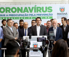 O Governo do Paraná apresentou nesta segunda-feira (16) as principais medidas adotadas para o enfrentamento da epidemia do coronavírus no Estado. Contidas em decreto assinado pelo governador Carlos Massa Ratinho Junior, as medidas reduzem as possibilidades de contato entre as pessoas para conter a propagação do vírus, determinam ações específicas no âmbito da saúde, ampliam a proteção a servidores incluídos em grupos de risco e fortalecem ações nas fronteiras e divisas.