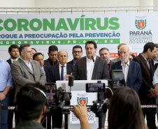 O Governo do Paraná apresentou nesta segunda-feira (16) as principais medidas adotadas para o enfrentamento da epidemia do coronavírus no Estado. Contidas em decreto assinado pelo governador Carlos Massa Ratinho Junior, as medidas reduzem as possibilidades de contato entre as pessoas para conter a propagação do vírus, determinam ações específicas no âmbito da saúde, ampliam a proteção a servidores incluídos em grupos de risco e fortalecem ações nas fronteiras e divisas.
