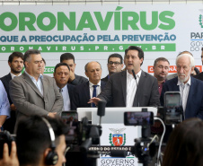 O Governo do Paraná apresentou nesta segunda-feira (16) as principais medidas adotadas para o enfrentamento da epidemia do coronavírus no Estado. Contidas em decreto assinado pelo governador Carlos Massa Ratinho Junior, as medidas reduzem as possibilidades de contato entre as pessoas para conter a propagação do vírus, determinam ações específicas no âmbito da saúde, ampliam a proteção a servidores incluídos em grupos de risco e fortalecem ações nas fronteiras e divisas.