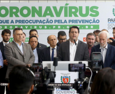 O Governo do Paraná apresentou nesta segunda-feira (16) as principais medidas adotadas para o enfrentamento da epidemia do coronavírus no Estado. Contidas em decreto assinado pelo governador Carlos Massa Ratinho Junior, as medidas reduzem as possibilidades de contato entre as pessoas para conter a propagação do vírus, determinam ações específicas no âmbito da saúde, ampliam a proteção a servidores incluídos em grupos de risco e fortalecem ações nas fronteiras e divisas.