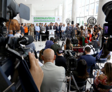 O Governo do Paraná apresentou nesta segunda-feira (16) as principais medidas adotadas para o enfrentamento da epidemia do coronavírus no Estado. Contidas em decreto assinado pelo governador Carlos Massa Ratinho Junior, as medidas reduzem as possibilidades de contato entre as pessoas para conter a propagação do vírus, determinam ações específicas no âmbito da saúde, ampliam a proteção a servidores incluídos em grupos de risco e fortalecem ações nas fronteiras e divisas.