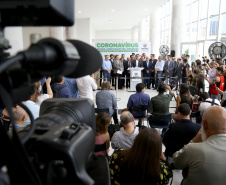 O Governo do Paraná apresentou nesta segunda-feira (16) as principais medidas adotadas para o enfrentamento da epidemia do coronavírus no Estado. Contidas em decreto assinado pelo governador Carlos Massa Ratinho Junior, as medidas reduzem as possibilidades de contato entre as pessoas para conter a propagação do vírus, determinam ações específicas no âmbito da saúde, ampliam a proteção a servidores incluídos em grupos de risco e fortalecem ações nas fronteiras e divisas.