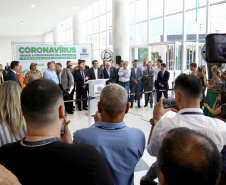 O Governo do Paraná apresentou nesta segunda-feira (16) as principais medidas adotadas para o enfrentamento da epidemia do coronavírus no Estado. Contidas em decreto assinado pelo governador Carlos Massa Ratinho Junior, as medidas reduzem as possibilidades de contato entre as pessoas para conter a propagação do vírus, determinam ações específicas no âmbito da saúde, ampliam a proteção a servidores incluídos em grupos de risco e fortalecem ações nas fronteiras e divisas.