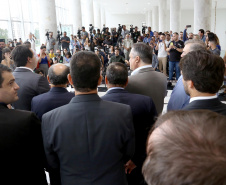 O Governo do Paraná apresentou nesta segunda-feira (16) as principais medidas adotadas para o enfrentamento da epidemia do coronavírus no Estado. Contidas em decreto assinado pelo governador Carlos Massa Ratinho Junior, as medidas reduzem as possibilidades de contato entre as pessoas para conter a propagação do vírus, determinam ações específicas no âmbito da saúde, ampliam a proteção a servidores incluídos em grupos de risco e fortalecem ações nas fronteiras e divisas.