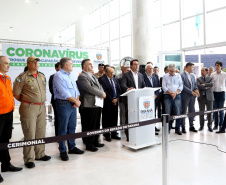 O Governo do Paraná apresentou nesta segunda-feira (16) as principais medidas adotadas para o enfrentamento da epidemia do coronavírus no Estado. Contidas em decreto assinado pelo governador Carlos Massa Ratinho Junior, as medidas reduzem as possibilidades de contato entre as pessoas para conter a propagação do vírus, determinam ações específicas no âmbito da saúde, ampliam a proteção a servidores incluídos em grupos de risco e fortalecem ações nas fronteiras e divisas.