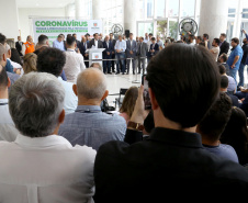 O Governo do Paraná apresentou nesta segunda-feira (16) as principais medidas adotadas para o enfrentamento da epidemia do coronavírus no Estado. Contidas em decreto assinado pelo governador Carlos Massa Ratinho Junior, as medidas reduzem as possibilidades de contato entre as pessoas para conter a propagação do vírus, determinam ações específicas no âmbito da saúde, ampliam a proteção a servidores incluídos em grupos de risco e fortalecem ações nas fronteiras e divisas.